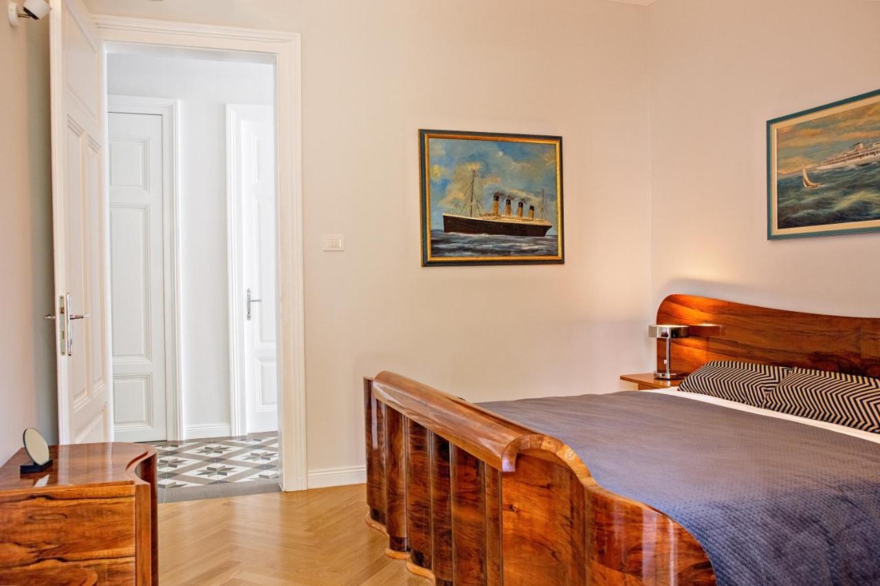Deluxe Beachfront Apartment Klara, Lovran Eksteriør billede